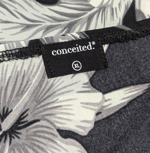 Women's Black and White Floral 3/4 Bell Sleeve Top Size: XL - Picture 2 of 10